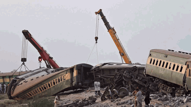 السلطات الباكستانية توقف 6 موظفين جراء خروج قطار عن مساره