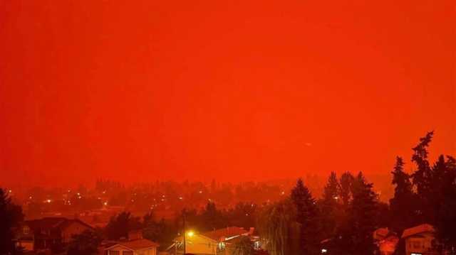 حرائق الغابات تحول لون السماء في كندا إلى الأحمر (فيديو)