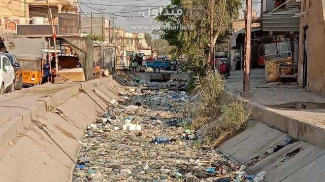 في ظل أزمة الجفاف.. نهر يتحول إلى مكب للنفايات في بابل (صور)