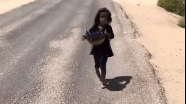 طفلة عراقية فقيرة تدهش العالم بكرمها خلال زيارة الاربعين.. عراقيون: اصنعوا لها تمثالاً (فيديو)