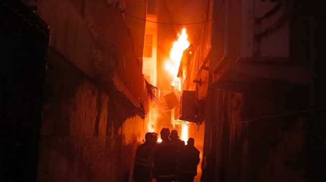 بغداد.. 10 فرق اطفاء تخمد حريقاً اندلع بمطعم في منطقة المنصور (صور)