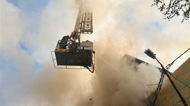 حريق يلتهم بناية تجارية في بابل.. والدفاع المدني تتدخل(صور)