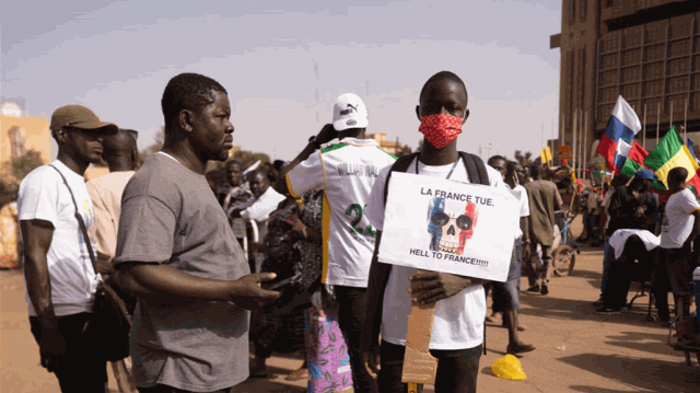 بهتافات مناهضة لفرنسا.. الاف المحتجين في بوركينا فاسو يطالبون بدستور جديد