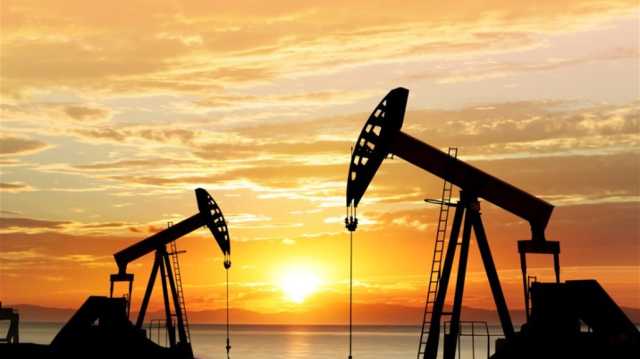 أسعار النفط تتراجع مجدداً بالأسواق العالمية