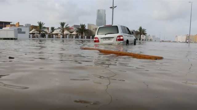 أمن دبي يعتقل شابا عراقيا انتقد فيضان شوارع المدينة بعد المطر (فيديو)