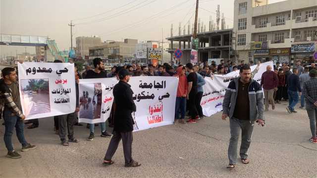 محتجون غاضبون يقطعون شارعاً حيوياً في الديوانية