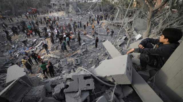 العلم الفلسطيني يرفرف وسط الخراب.. فيديو يوثق حجم الدمار في غزة
