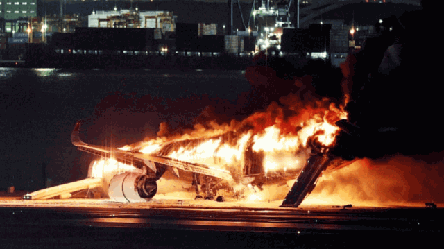 تحمل 300 راكب.. احتراق طائرة على مدرج مطار طوكيو (فيديو)
