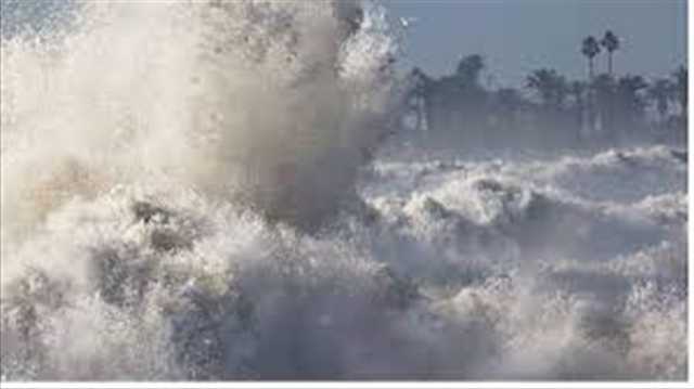 لم تحدث منذ سنوات.. أمواج عاتية تجتاح شواطئ كاليفورنيا (فيديو)