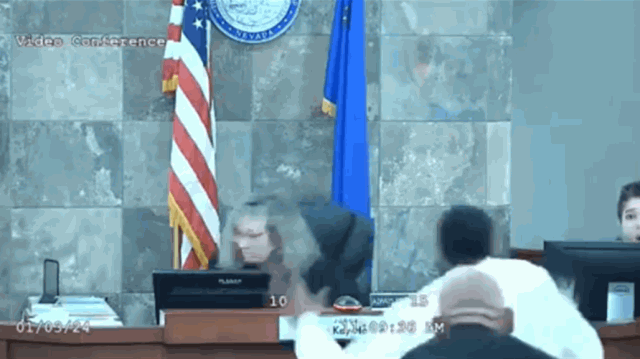 واقعة غريبة.. متهم يهاجم قاضية أمريكية وينقض عليها بحركة مفاجئة (فيديو)