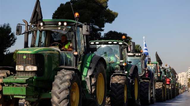 إسبانيا.. المزارعون يغلقون جميع الطرق بالجرارات (فيديو)