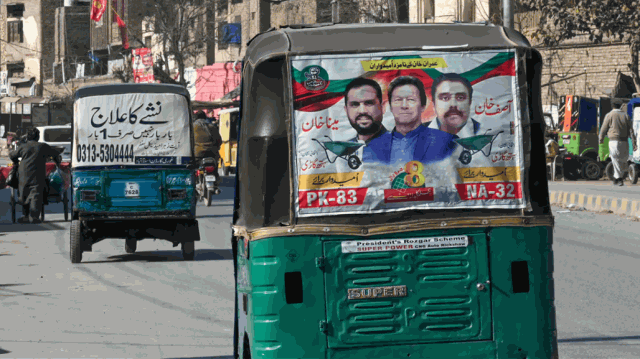 باكستان.. مرشحو عمران خان المسجون يتصدّرون الانتخابات