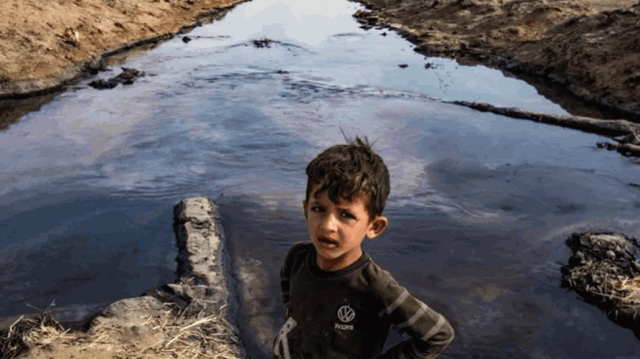 بقع سوداء في نهر يصب بالفرات تقلق السوريين.. اتهامات تطال تركيا (صور)