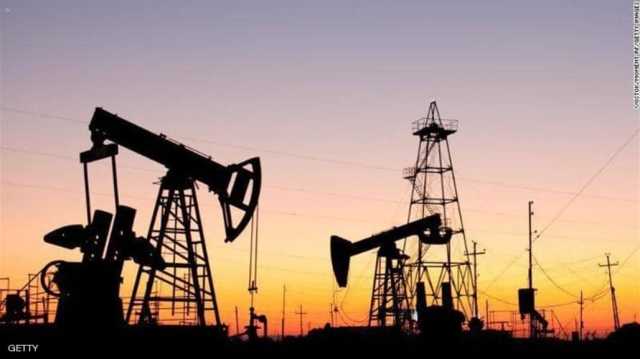 أسعار النفط تتراجع مع تهدئة المخاوف تجاه الامدادات