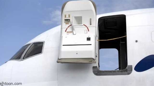 على ارتفاع 8000 متر.. راكب يحاول فتح باب طائرة أمريكية (فيديو)