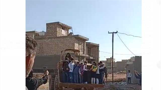 في بغداد وبالقرن الـ21.. نقل التلاميذ إلى مدارسهم بـالشفل بسبب انعدام الخدمات (فيديو)