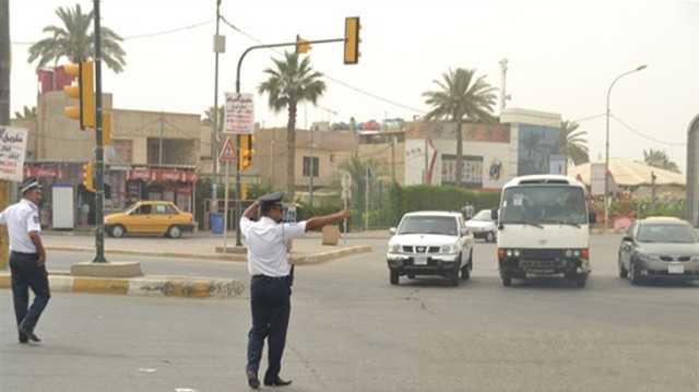 فيديو متداول.. رجل مرور يعتدي بالضرب المبرح على سائق في النجف