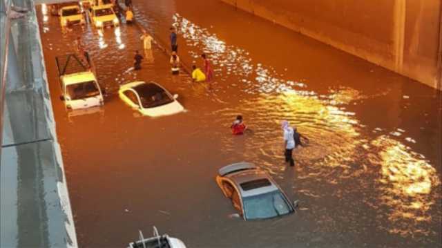 بالفيديو.. الامطار تغلق جسورا وأنفاقا بالمنطقة الشرقية في السعودية