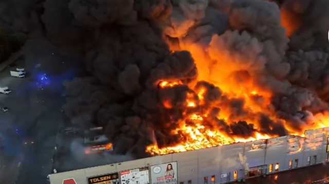 حريق يلتهم نحو 80% من مركز تسوق ضخم في بولندا (فيديو)