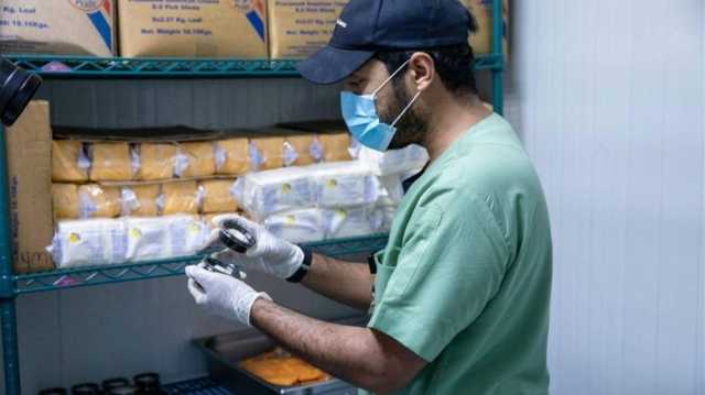 السعودية تغلق منشأة تجارية بعد رصد اشتباه بتسمم غذائي