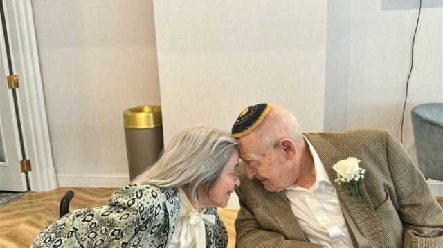 الرجل 100 عاما والمرأة 102.. قصة حب متأخرة تتوج بالزواج