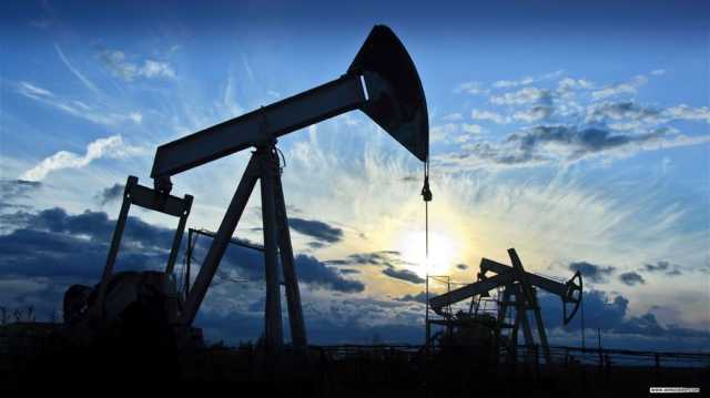 النفط يسجل ثالث خسارة اسبوعية على التوالي