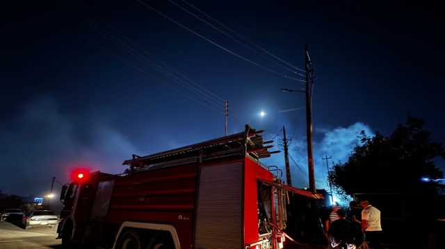 انقاذ عائلة من حريق بأحد المنازل في البصرة (صور)