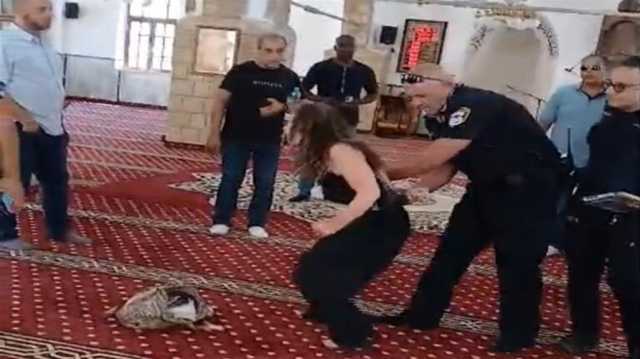 سائحة أمريكية تقتحم مسجدا في يافا وتعتلي منبره (فيديو)