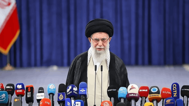 خامنئي: سمعة إيران في العالم مرهونة بحضور الشعب في الانتخابات