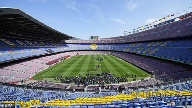 برشلونة يبدأ عملية بيع عشب ملعبه كامب نو