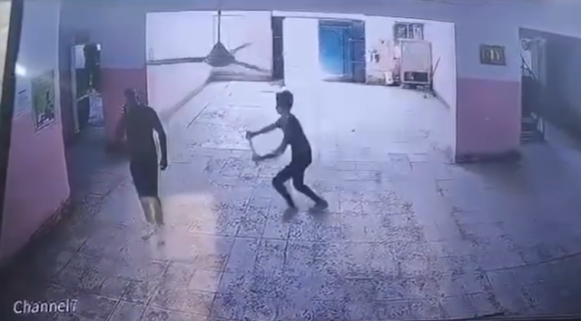 فيديو: طالب ينهال بالضرب على معاون مدرسة في النجف واطلاق سراحه لـمبرر غريب