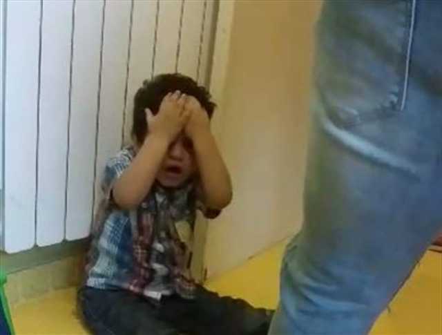 مرض أو تفاخر.. ما سبب توثيق الآباء لـ تعذيب الأبناء بعدسة الكاميرات في العراق؟