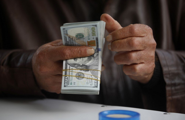 نائب يُجيب بغداد اليوم: لماذا فشلت الإجراءات الحكومية أمام العملة الخضراء؟ - عاجل