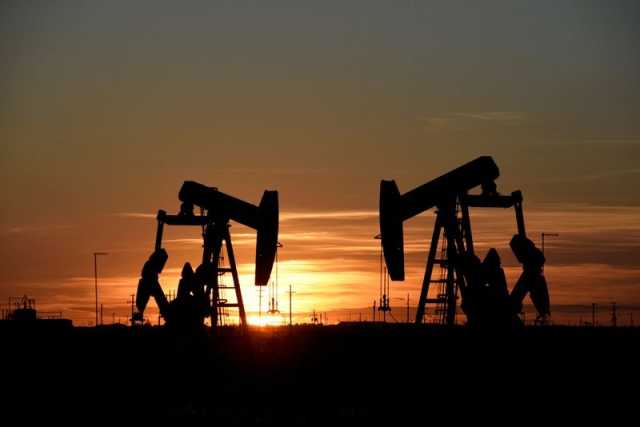 النفط يتراجع 2% في أدنى تسوية منذ 3 أشهر بفعل المخاوف بشأن الطلب