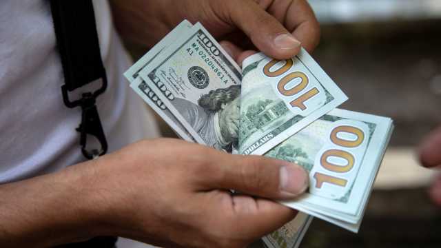 ‏انخفاض طفيف لأسعار صرف الدولار مقابل الدينار العراقي - عاجل