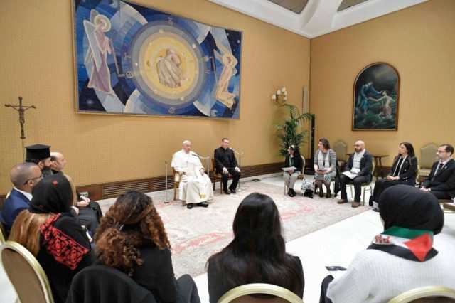 البابا يلتقي عوائل فلسطينية ويعبر عن تضامنه مع ضحايا غزة