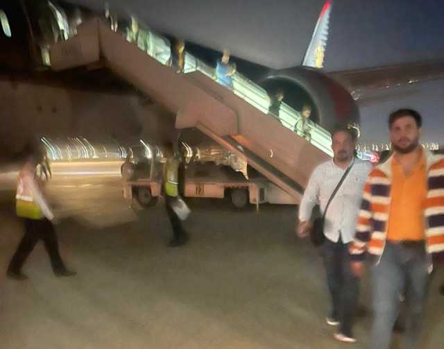 مسافرون عالقون داخل طائرة في مطار بغداد.. لاتوجد عجلات لنقلهم إلى صالة الاستقبال! (صور)