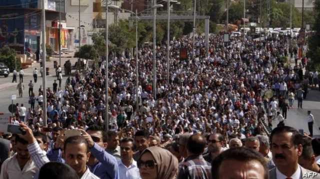 فيديو.. الآف المحتجين يجوبون شوارع السليمانية بحثًا عن رواتبهم المتأخرة