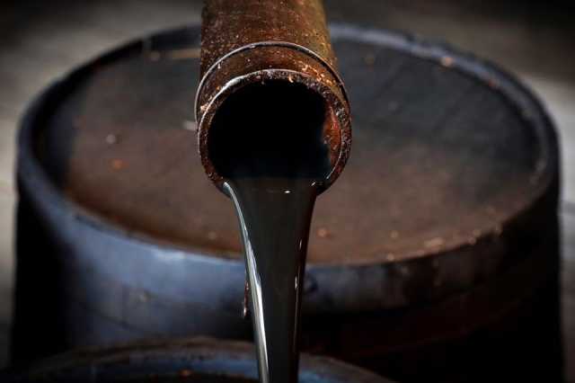أسعار النفط تتجه لإنهاء 2023 على انخفاض بنحو 10 بالمئة