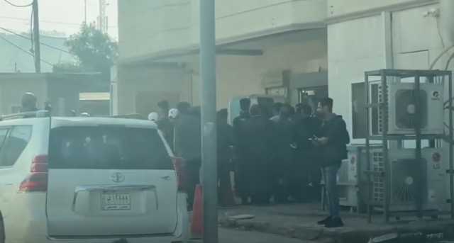فيديو: طوابير طويلة أمام مصرف الـTBI وفوضى.. موظفو البصرة يتعرضون لـالإذلال
