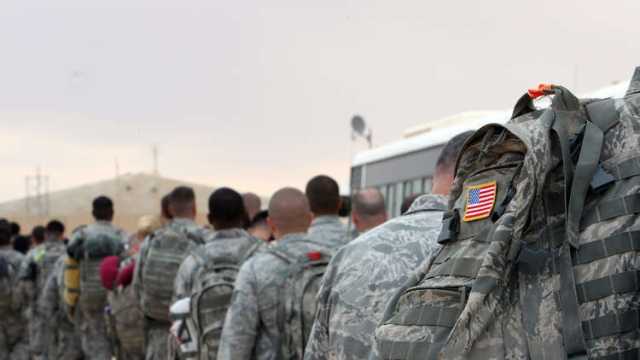 مجلة الدفاع الامريكية: قواتنا لن تغادر العراق