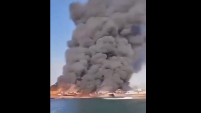 إثر انفجار غامض.. احتراق 16 سفينة للحرس الثوري الإيراني في جزيرة قشم (فيديو)
