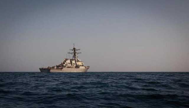الحوثيون يستهدفون سفينة حربية أمريكية في خليج عدن