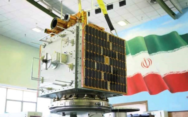 إيران تطلق قمراً بحثياً من منصة روسيا