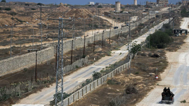 خشية حدوث نزوح جماعي.. مصر تبني جدارًا عازلًا خلال ايام على حدود غزة