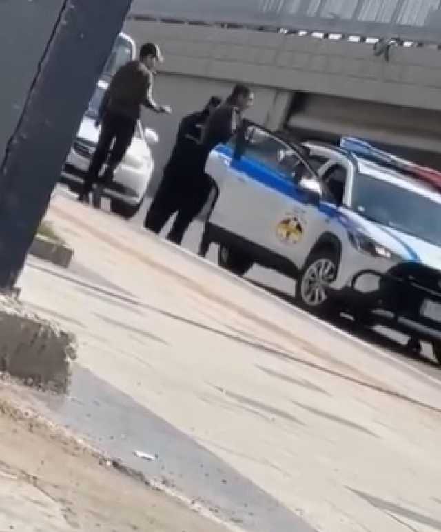 ضابط مرور يحتجز مواطنًا داخل عجلة حكومية ويمطره بـبالبوكسيات في بغداد (فيديو)