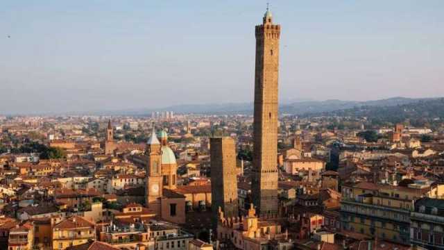 بعد برج بيزا الشهير.. برج مائل آخر في إيطاليا قد يسقط بالفعل