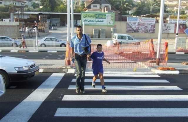 المرور تجتمع لفرض غرامة على من يعبر الشارع من الأماكن غير المخصصة