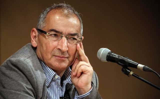 إيران تسجن المفكر الإصلاحي صادق زيبا كلام بتهمة التحريض على النظام