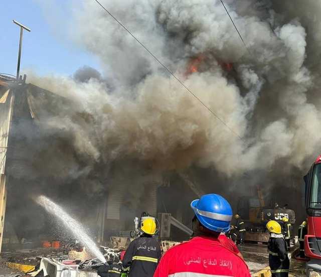 فرق الدفاع المدني تكافح لإخماد حريق اندلع في مبنى تجاري بسوق الشورجة وسط بغداد